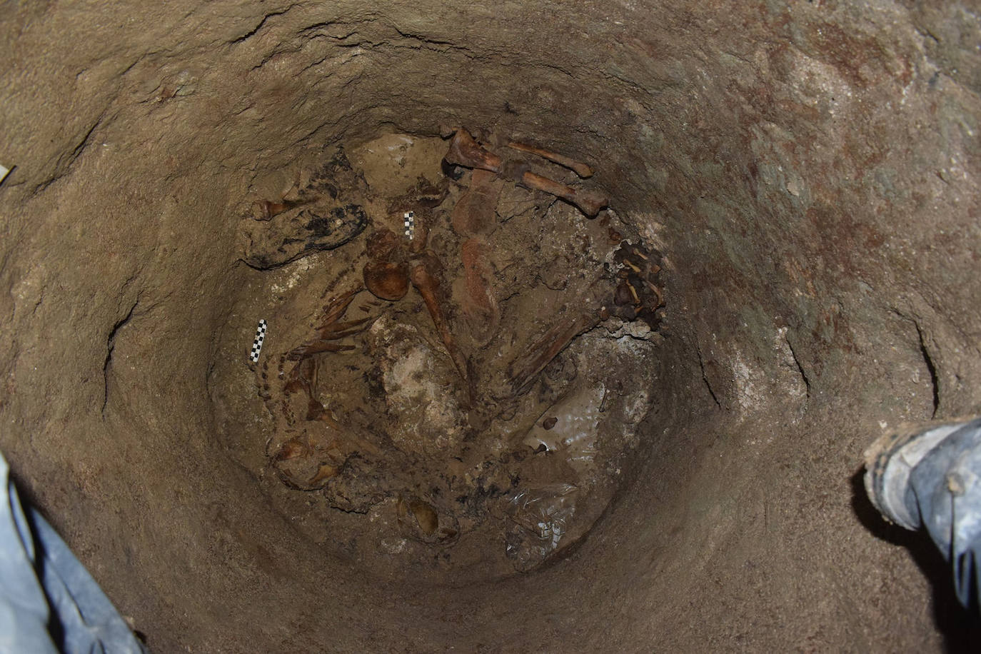 Fotos: Objetos hallados en el pozo de Medina del Campo del que se han rescatado treinta cuerpos de personas ejecutadas en la Guerra Civil