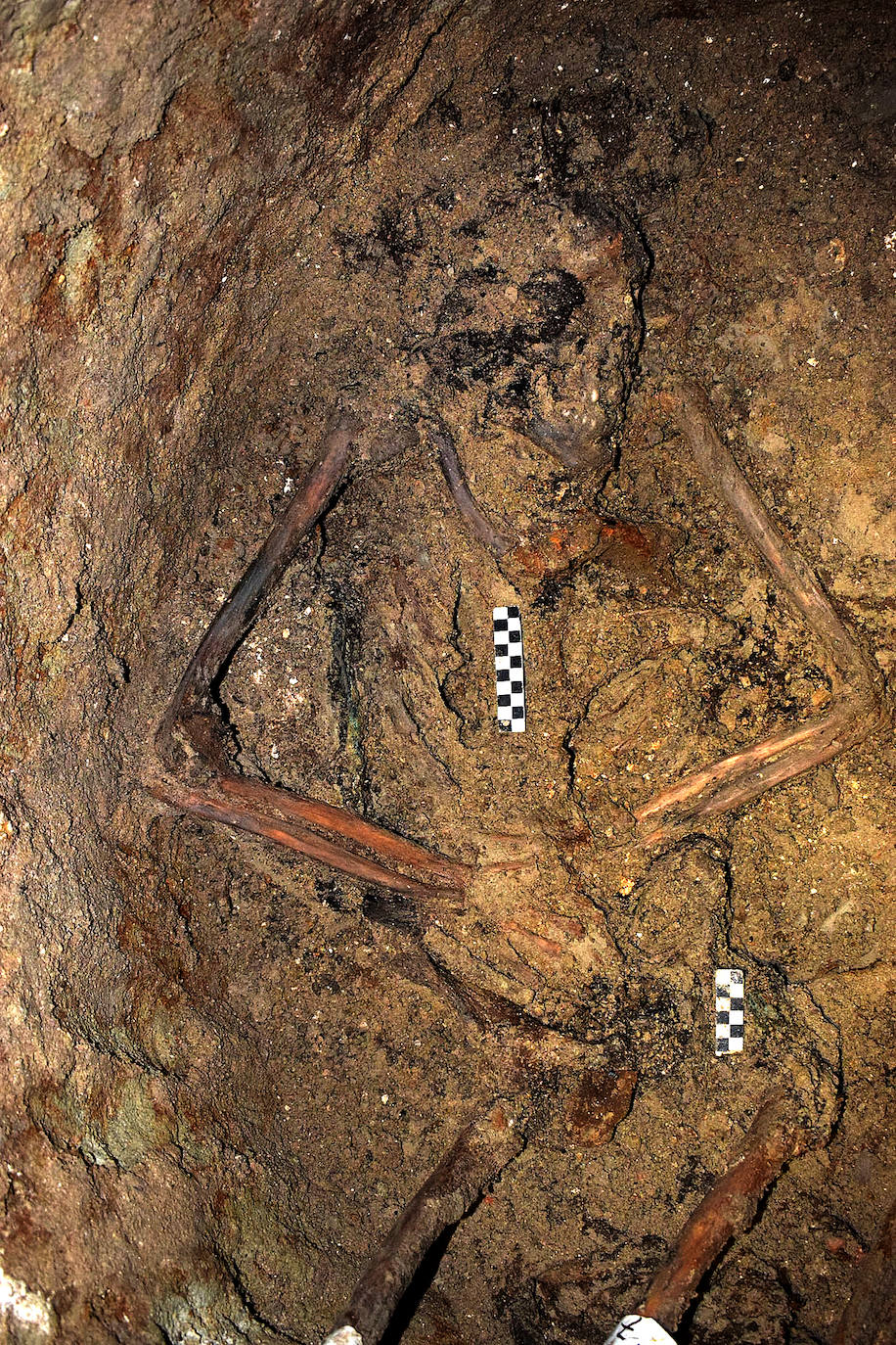 Fotos: Objetos hallados en el pozo de Medina del Campo del que se han rescatado treinta cuerpos de personas ejecutadas en la Guerra Civil