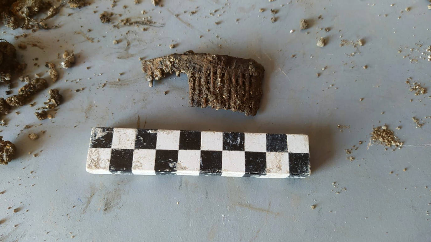 Fotos: Objetos hallados en el pozo de Medina del Campo del que se han rescatado treinta cuerpos de personas ejecutadas en la Guerra Civil