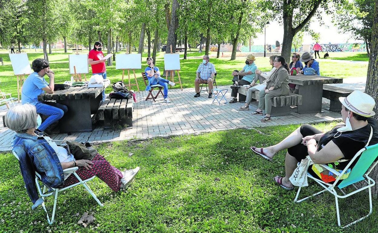 Asamblea de Ganemos, este sábado en un parque del barrio del Cristo. 