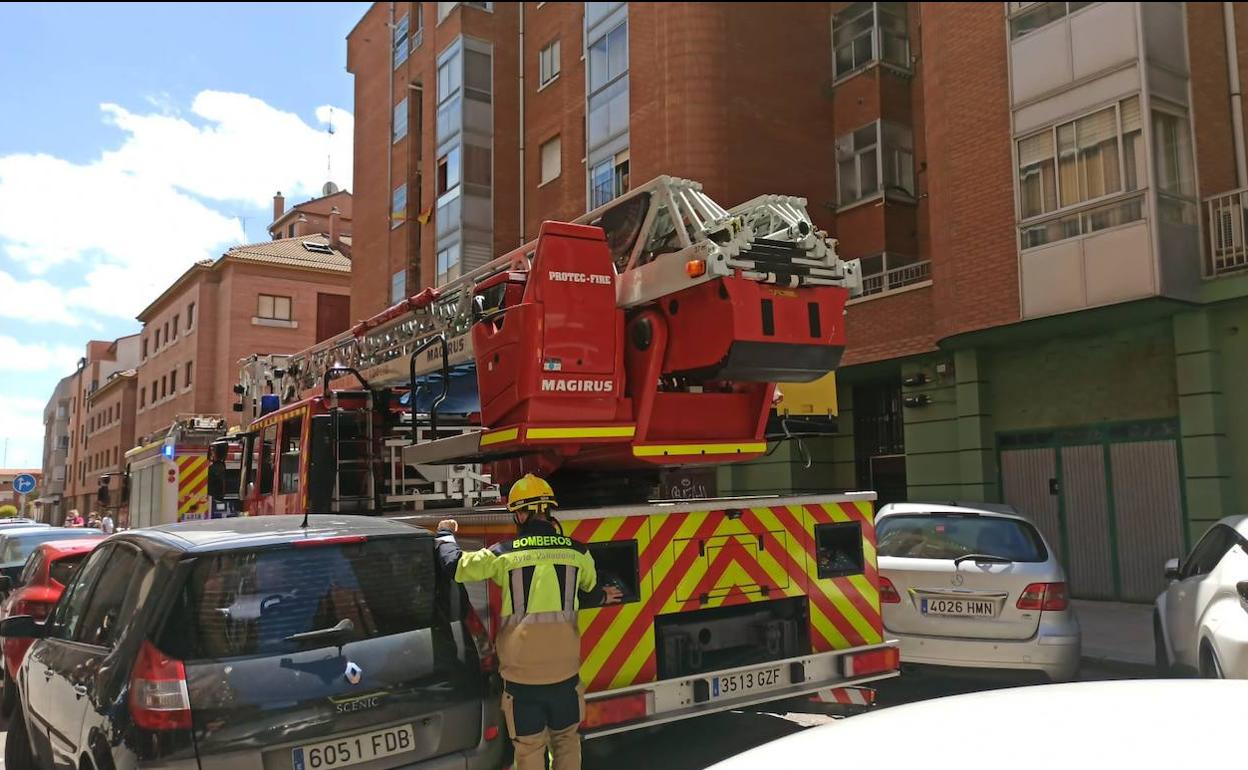 Los bomberos, en la salida de la calle Zapadores. 