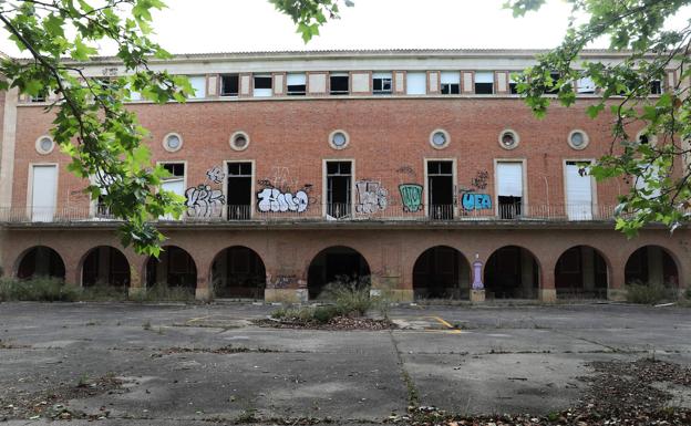 Imagen principal - Estado de los edificios del antiguo Colegio de Huérfanos de Ferroviarios.