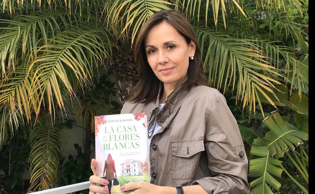 Evelyn Kassner muestra su obra 'La casa de las flores blancas'. 