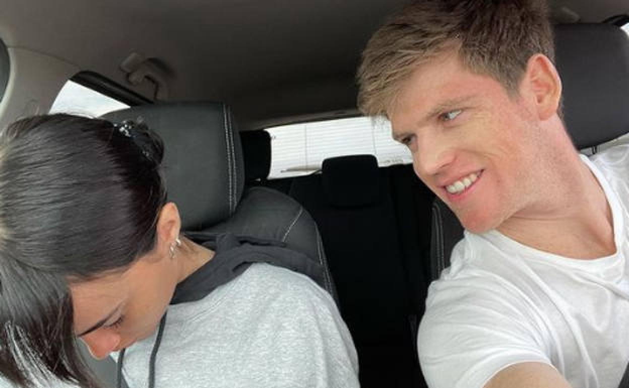 Miguel con Aitana en el coche, aparentemente dormida.