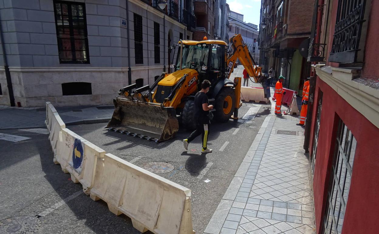 Los operarios han comenzado este lunes los trabajos en el cruce de las calles Leopoldo Cano y Felipe II.