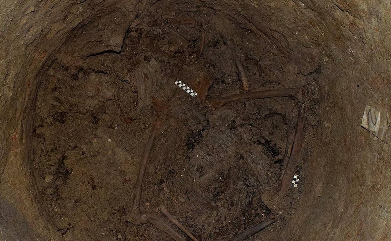 Restos óseos hallados en la fosa común localizada en un pozo de Medina del Campo.