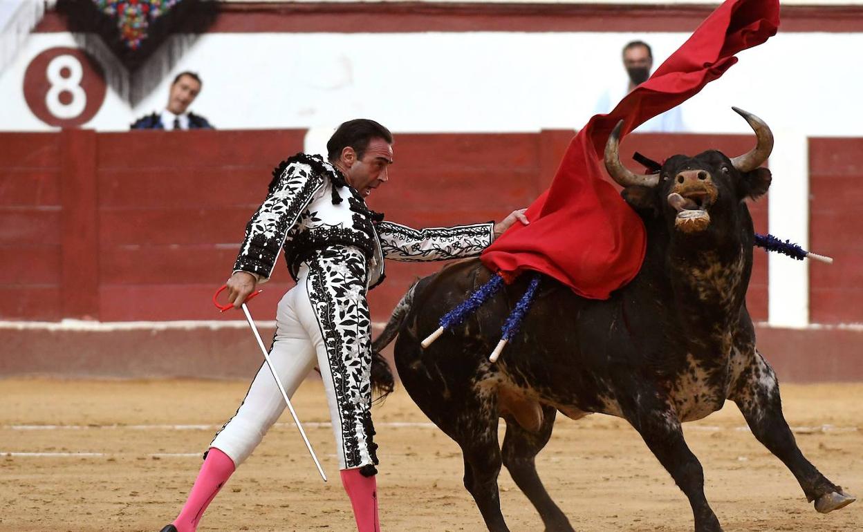 Enrique Ponce en plena faena.