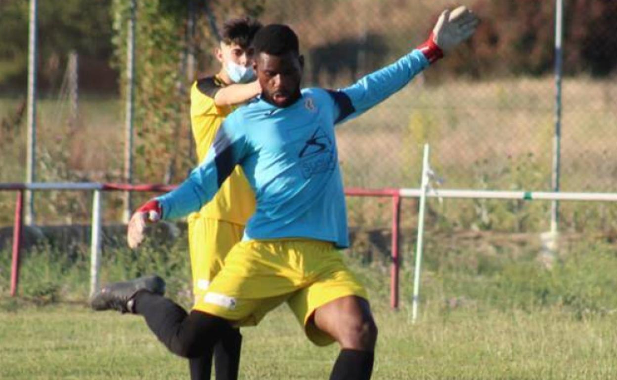 Manasés Elá., en su último partido con La Cistérniga, cuando tuvo que jugar de portero.