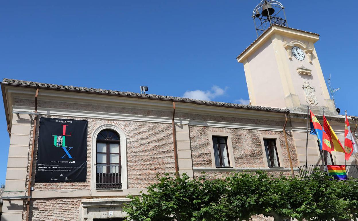 Cartel de la exposición, en el Ayuntamiento de Carrión de los Condes.