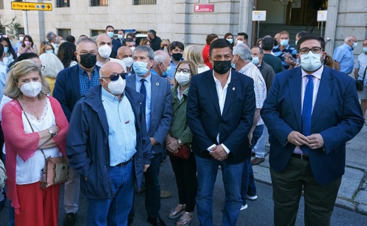 El alcalde de Ávila, Jesús Manuel Sánchez Cabrera (d), el presidente de la Diputación, Carlos García (2d), y del portavoz de la Mesa del Ferrocarril, Ricardo del Val (2i), durante la concentración convocada por la Mesa del Ferrocarril ante la sede de la Subdelegación del Gobierno en Ávila, para reclamar al Gobierno de España la recuperación total de los servicios y frecuencias de transporte ferroviario de viajeros entre Ávila y Madrid, Valladolid y Salamanca. 