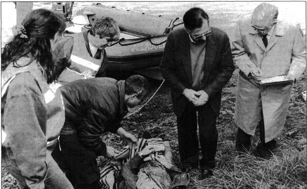 Rescate del cadáver de un anciano de 77 años, en marzo 1991.