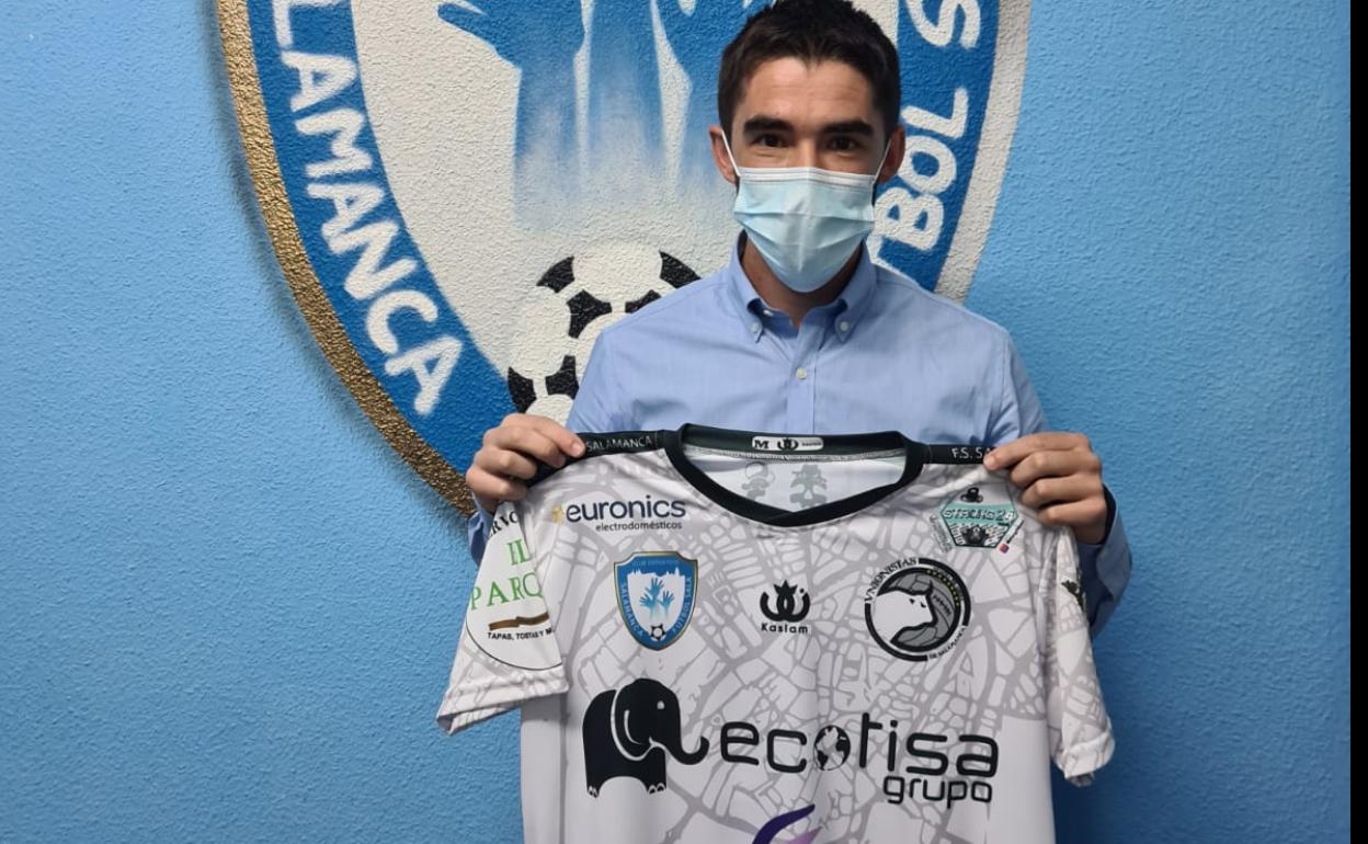 El jugador, con la camiseta de su nuevo equipo.