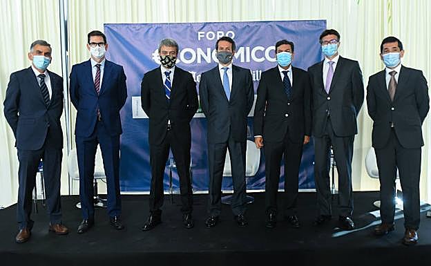 Patricio Llorente (Collosa), Goyo Ezama (director general de El Norte de Castilla), Álex Saz-Carranza (BEI), Eduardo Currás (Banco Sabadell), Carlos Fernández Carriedo (consejero de Economía y Hacienda), Fernando Torija (BEI) y Francisco Hevia (Gullón). 