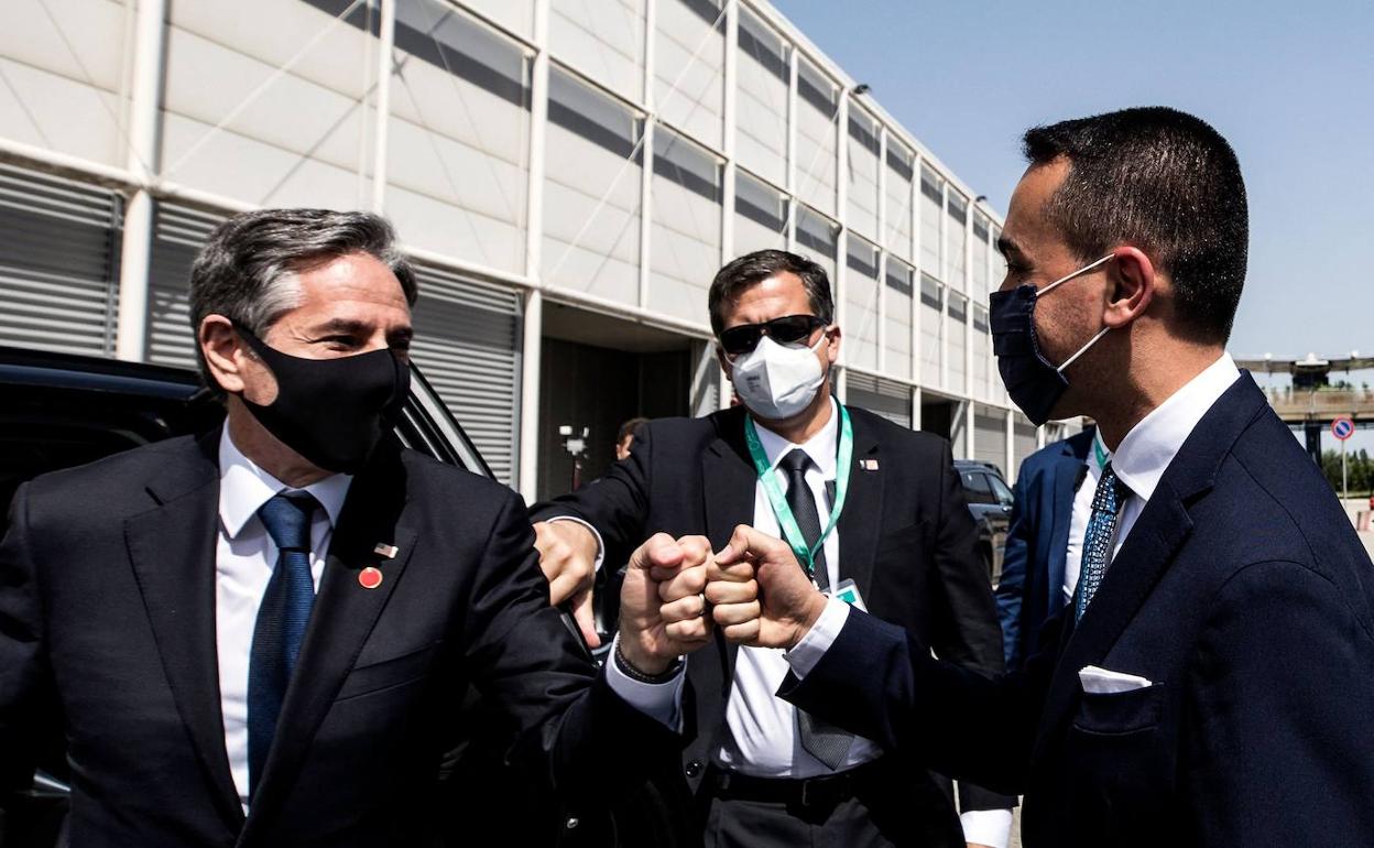 El ministro italiano de Exteriores, Luigi Di Maio (decha.), recibe al secretario de Estado de Estados Unidos, Antony Blinken.