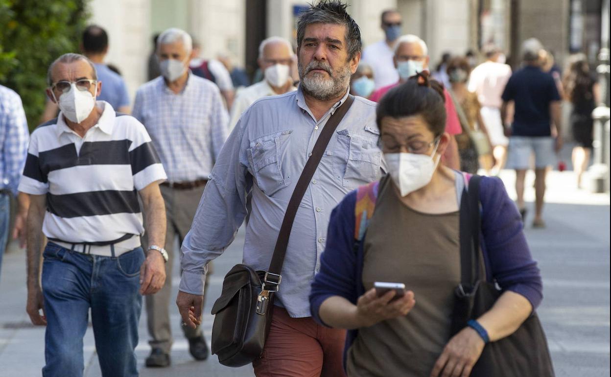 Varias personas caminan por el centro de Valladolid durante la primera jornada en la que el uso de mascarilla en la calle no era obligatorio.