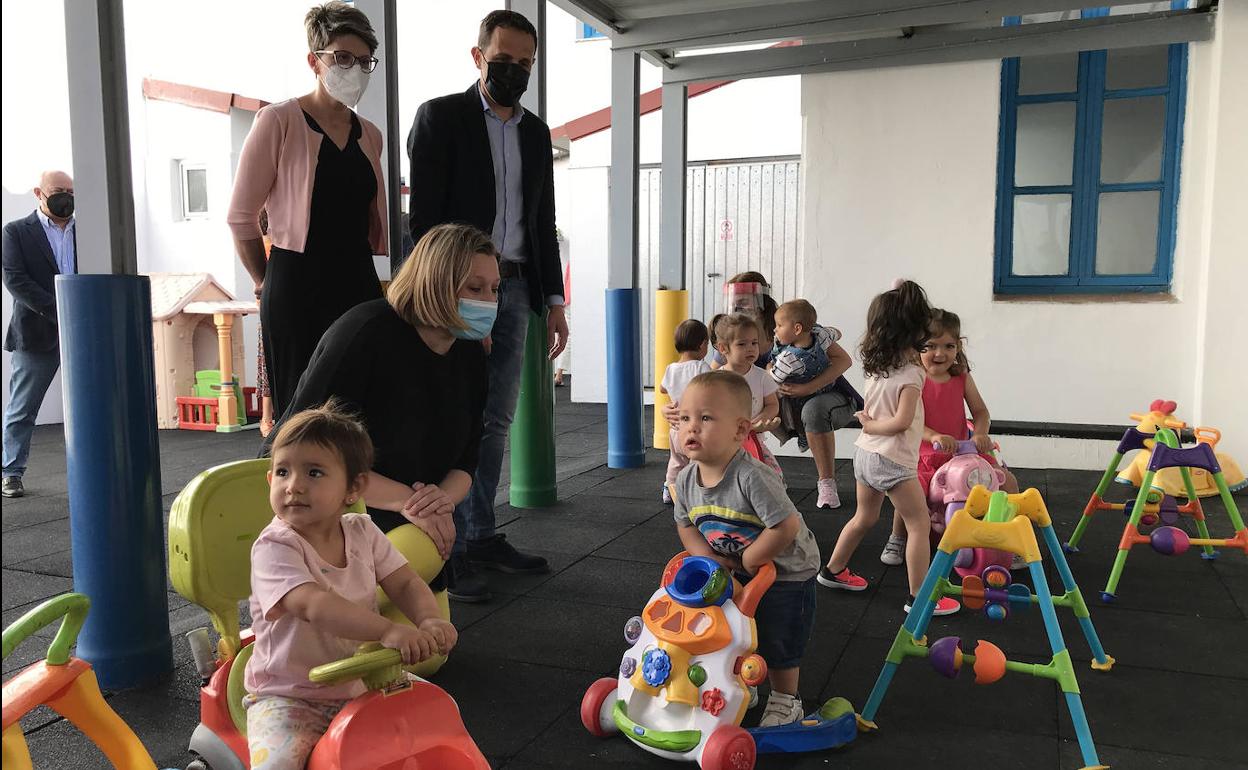 Isabel Blanco charla con los niños ante la atenta mirada de Conrado Íscar y Blanca Martín, durante la visita a la guardería de Nava del Rey..