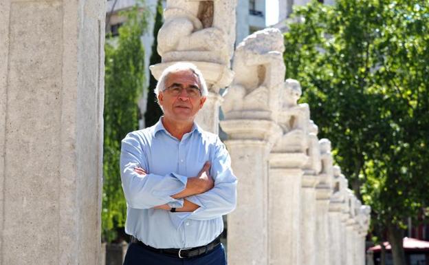 José Luis Alonso Ponga, en la Plaza de la Universidad. 