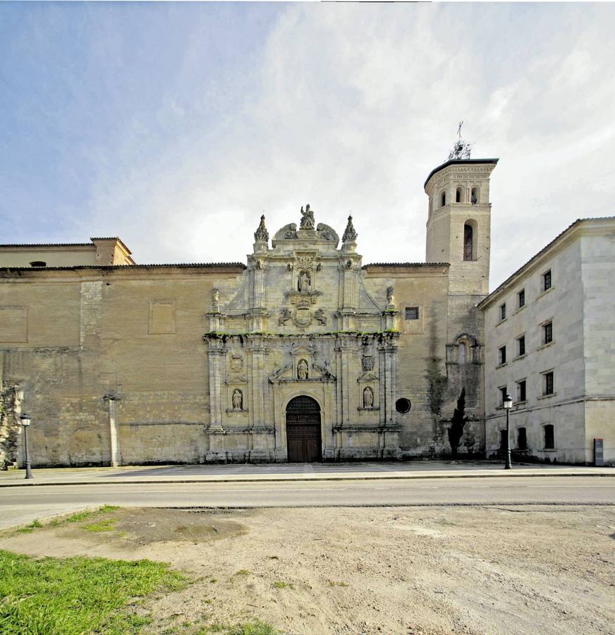 Es una localidad de origen medieval con vestigios de antiguas murallas, monasterios y palacios, que ha acogido a reyes, nobles y peregrinos. La localidad atesora un legado histórico muy extenso, con hasta tres monumentos declarados Bien de Interés Cultural: el monasterio de San Zoilo, la iglesia de Santa María del Camino, y la iglesia de Santiago, indiscutibles joyas del románico palentino.
