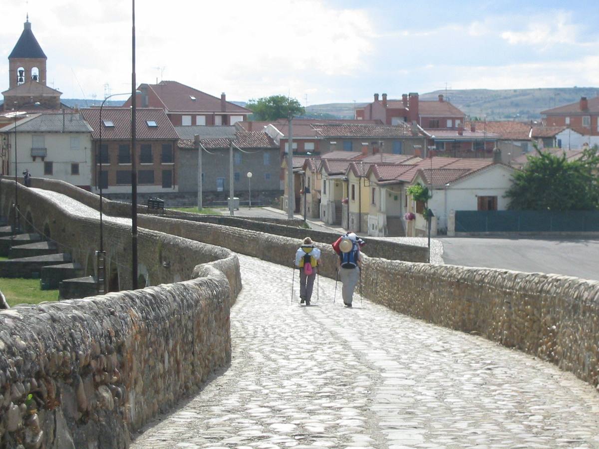 El puente de Paso Honroso es uno de los puentes más largos del camino de Camino de Santiago que cruza el río Órbigo. Se cree que los romanos construyeron en este lugar un puente que formaba parte de la Via Aquitania que comunicaba Asturica (Astorga) con Tarraco (Tarragona) y que servía para transportar el oro de Las Médulas a través de Hispania.