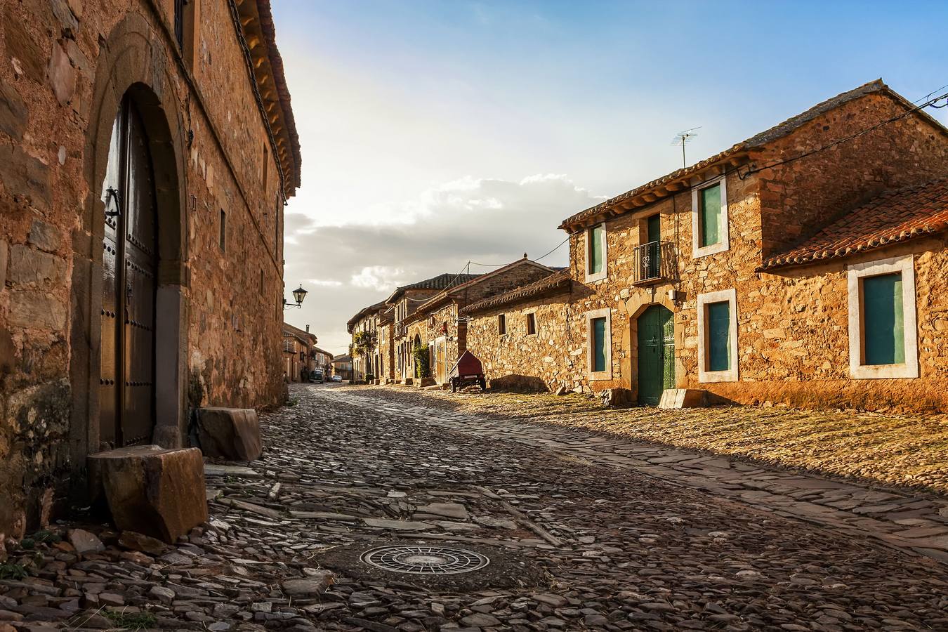 Es uno de los pueblos más hermosos de la comarca leonesa de la Maragatería. Por sus calles empedradas y casas blasonadas fue declarado conjunto histórico artístico ya que conserva íntegra su arquitectura popular.
