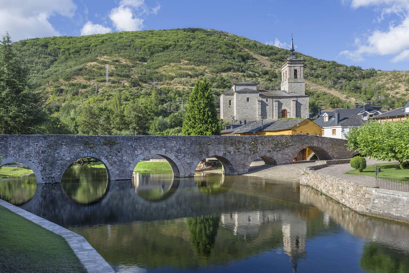 Es uno de los enclaves más importantes de la Ruta Jacobea. Sus calles de sabor medieval invitan a hacer una parada para recorrer su historia. Fue declarada conjunto histórico artístico en 1975.