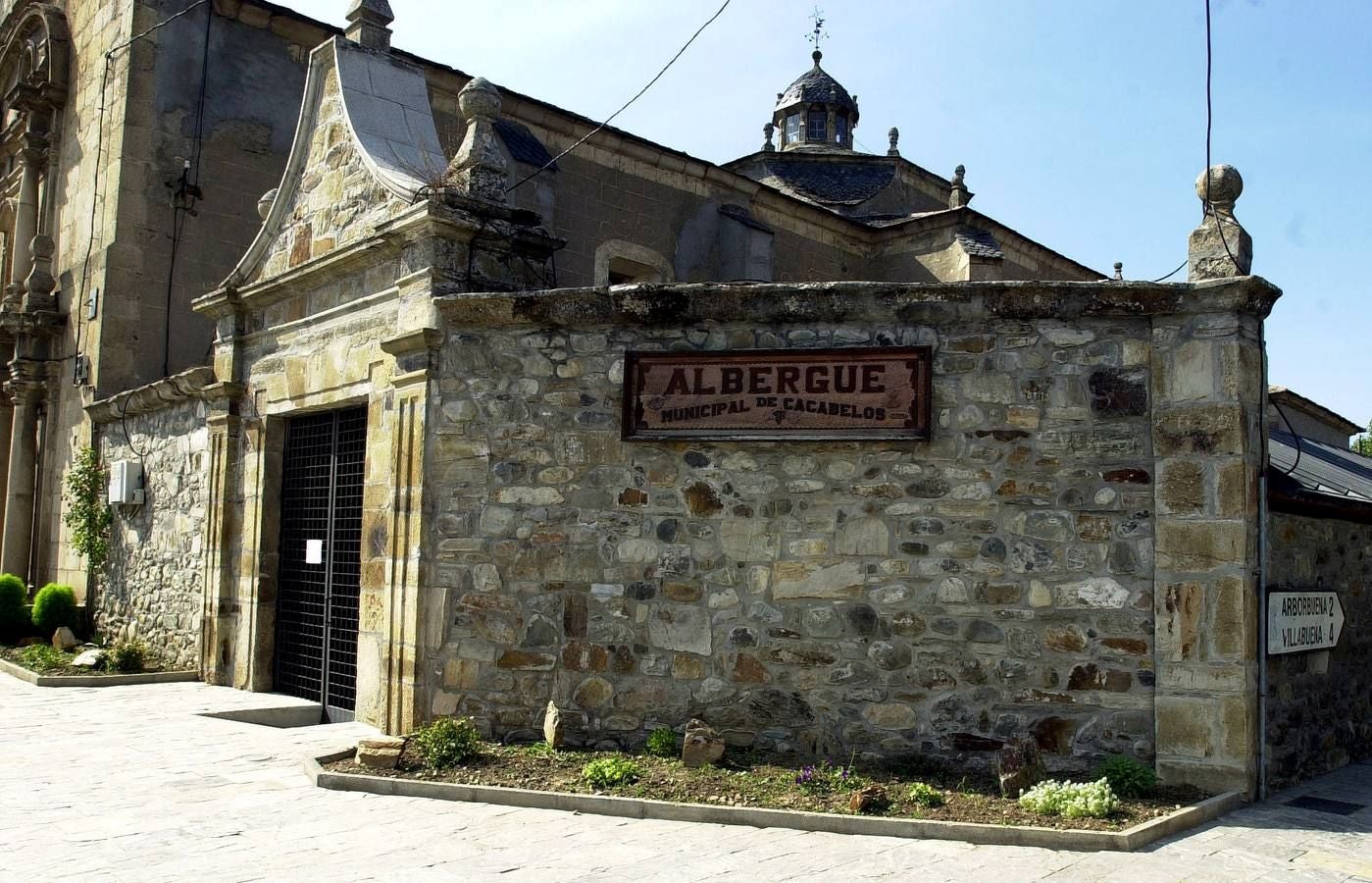 Desde la Edad Media el paso de los peregrinos ha sido incesante por la localidad. Llama la atención sus tierras fértiles de variada vegetación, frutales y viñedos.