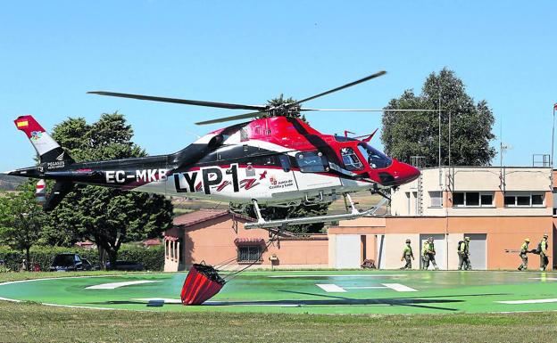 Prácticas del helicóptero de Villaeles, durante la visita de ayer de los responsables de la Junta.