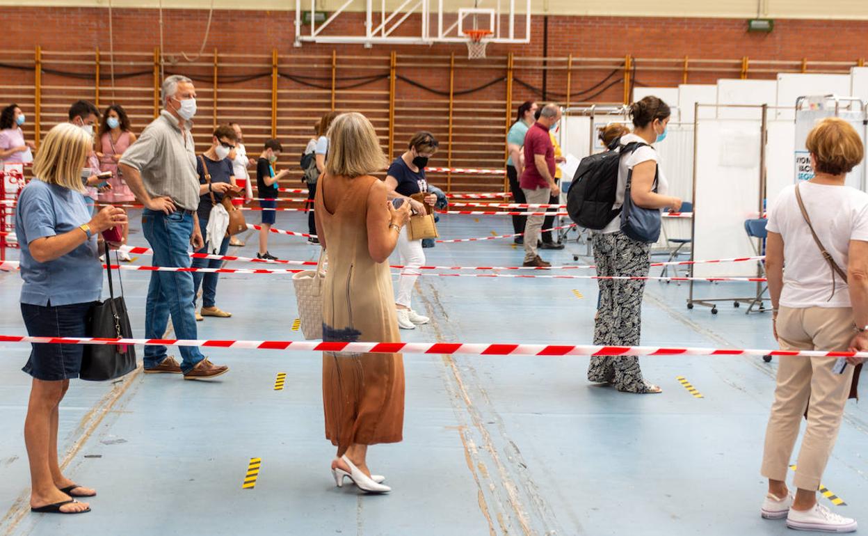 Líneas de vacunación para la segunda dosis de AstraZeneca la semana pasada.