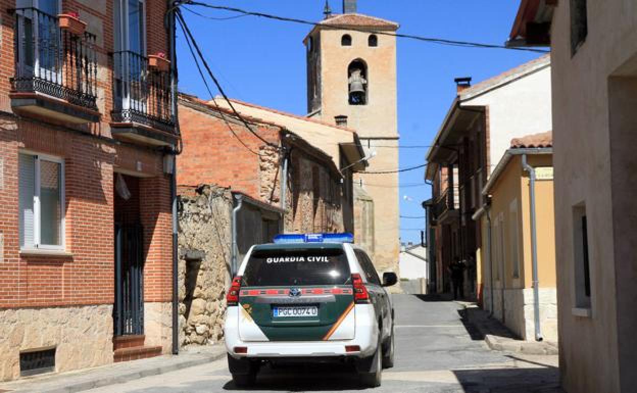 La Guardia Civil patrulla las calles de Aldea Real, ayer, horas después del crimen de la noche anterior. 