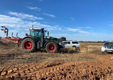 Imagen secundaria 1 - Incendio que este miércoles por la tarde ha calcinado varias tierras de cultivo entre La Santa Espina y San Cebrián de Mazote. 