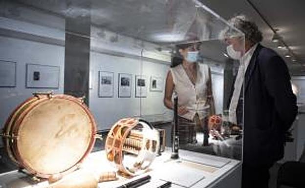 Ana Redondo visita la exposición de la Casa Revilla. 