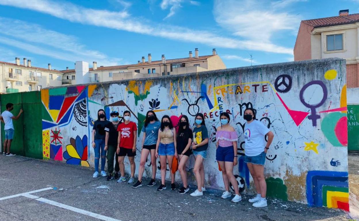 El Corral del Concejo de Villares cobra color con mucho arte