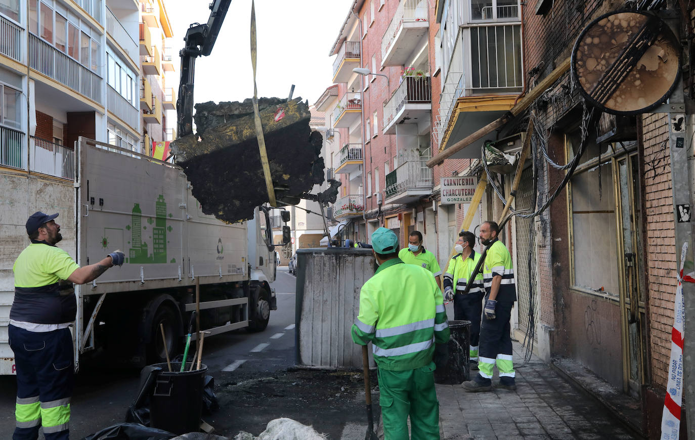 Imagen principal - Efectos del incendio en la calle Vera Cruz.