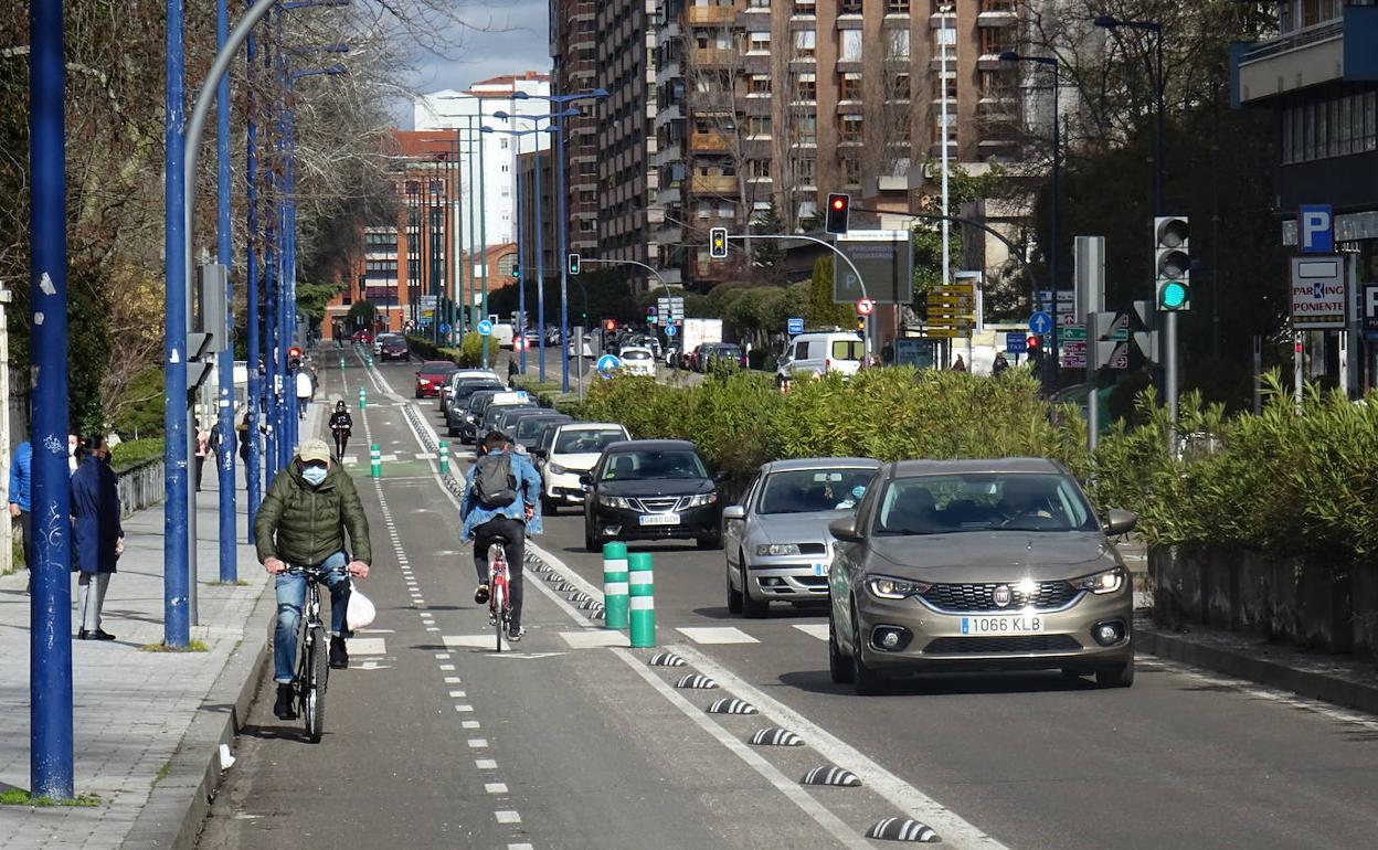 Carril bici en el Paseo Isabel la Católica de Valladolid.