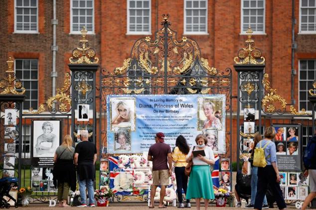 Altar popular en recuerdo a Lady Di a las puertas del Palacio de Kensington. 