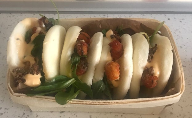 Pan de Bao relleno de colas de cangrejo