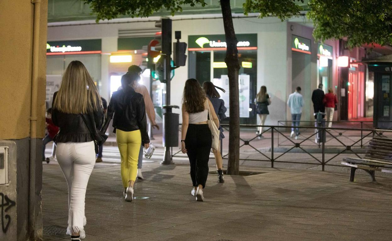 Imagen de jóvenes caminando por la calle en Valladolid. 