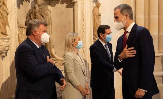 Enrique Pascual, presidente de la DO Ribera de Duero, saluda al rey Felipe VI en la inauguración de LUX de Las Edades del Hombre. 