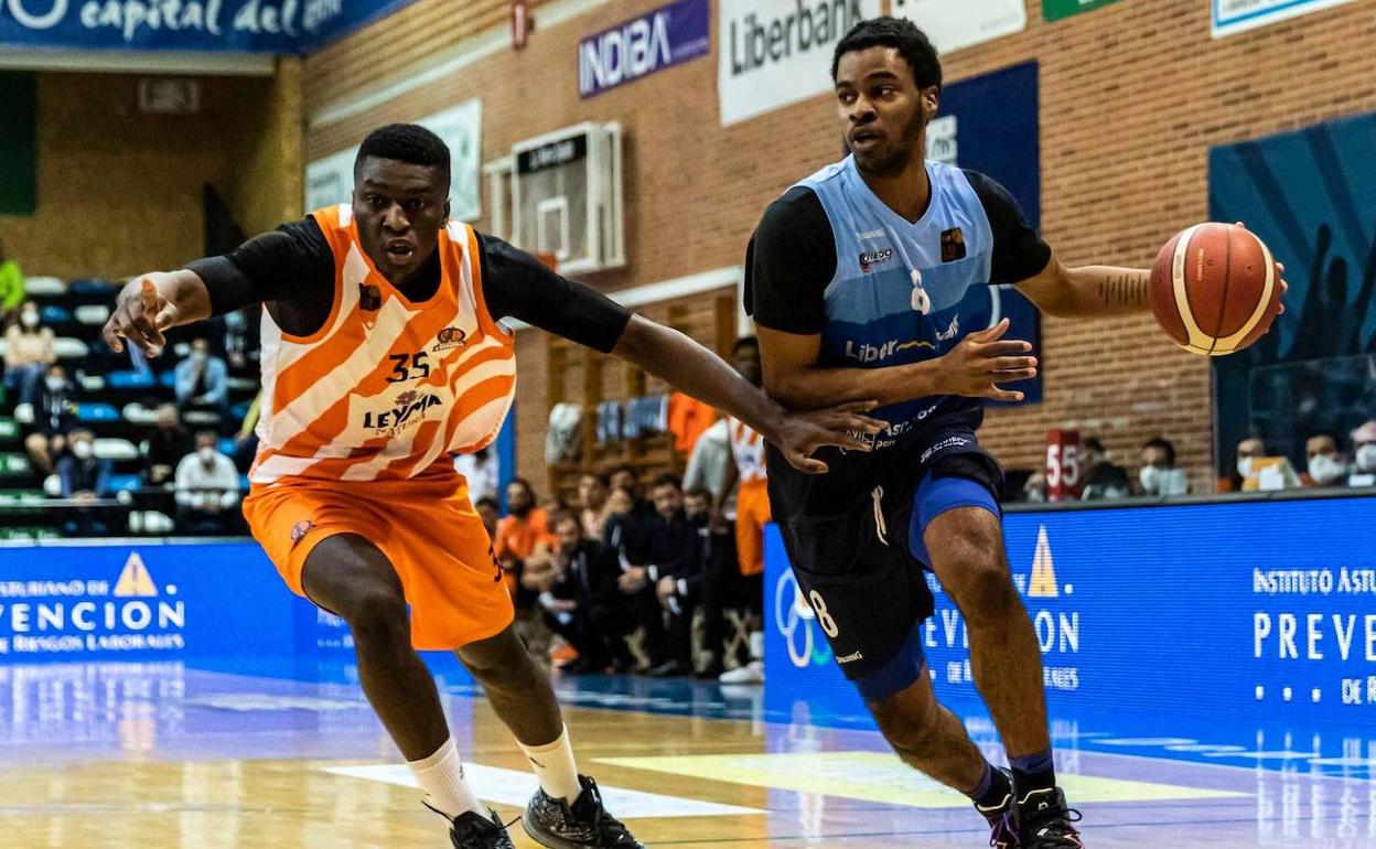 Mika Speight a la derecha, ante Romaric Belemene del Leyma Coruña en un partido de la pasada campaña. 