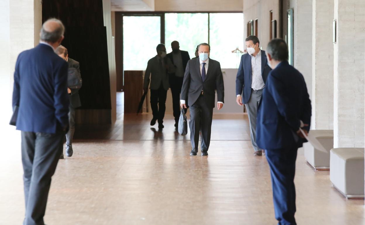 Miembros del Consejo de Cuentas acuden a las Cortes para defender un informe. 