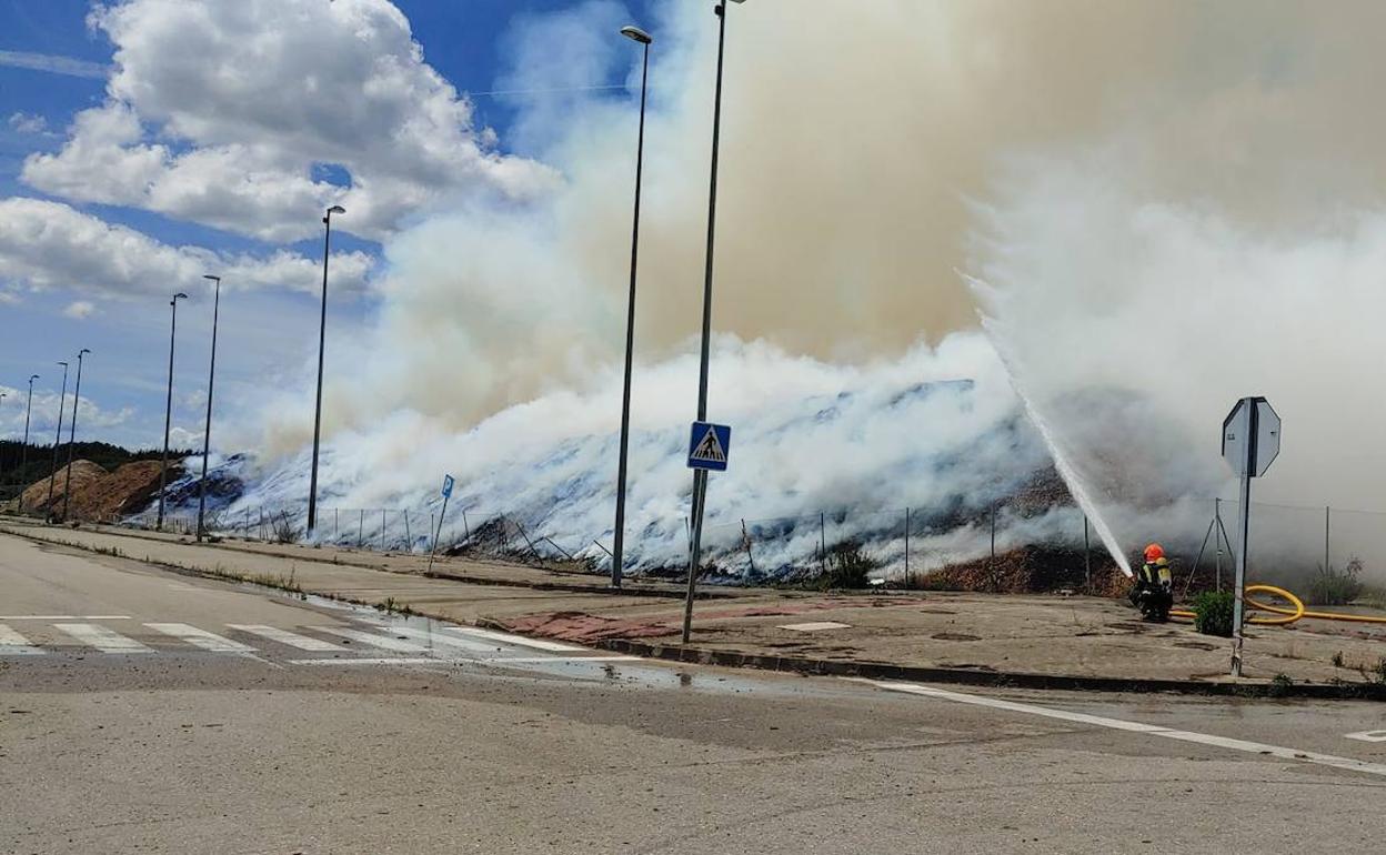 Los Bomberos de Ponferrada trabajan en la extinción del incendio.