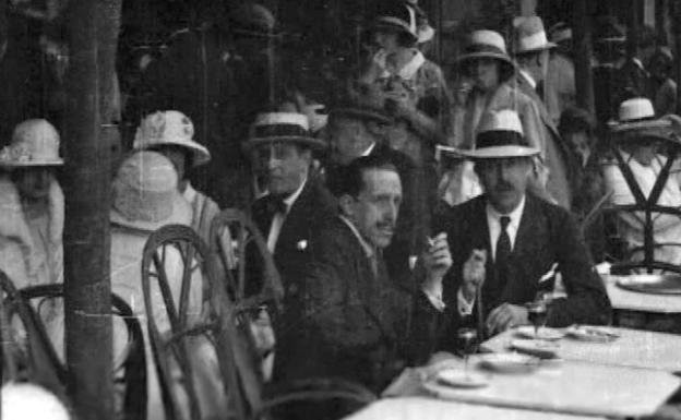 Alfonso XIII sentado en la terraza de un café de Deauville, British Paté 1922.