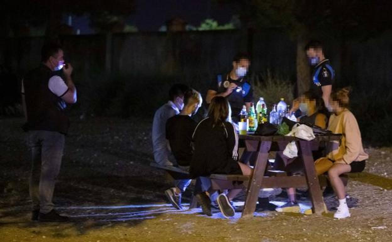 La Policía Local denuncia a unos jóvenes por hacer botellón. 