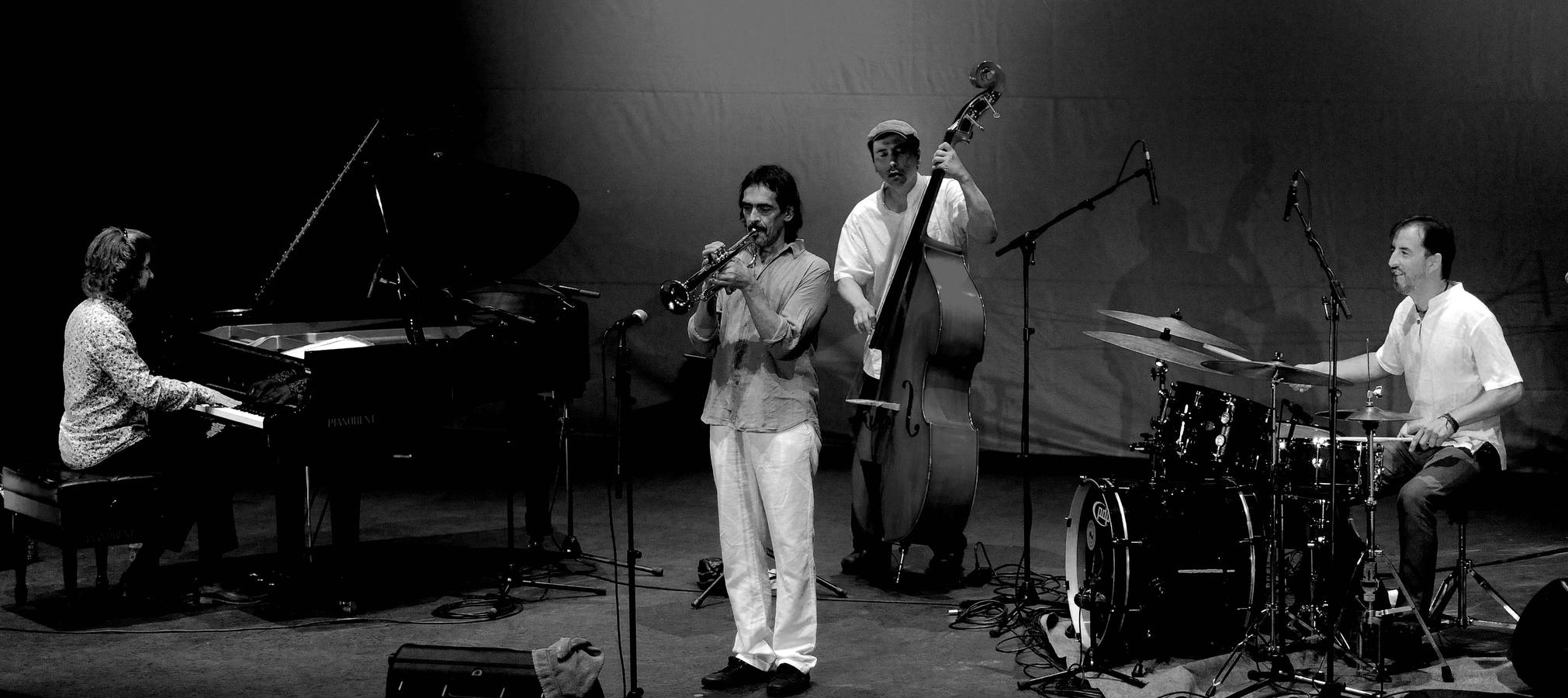 Fotos: l baterista Gonzalo del Val y la trompeta de Benet Palet, en el Festival de Jazz de Medina del Campo