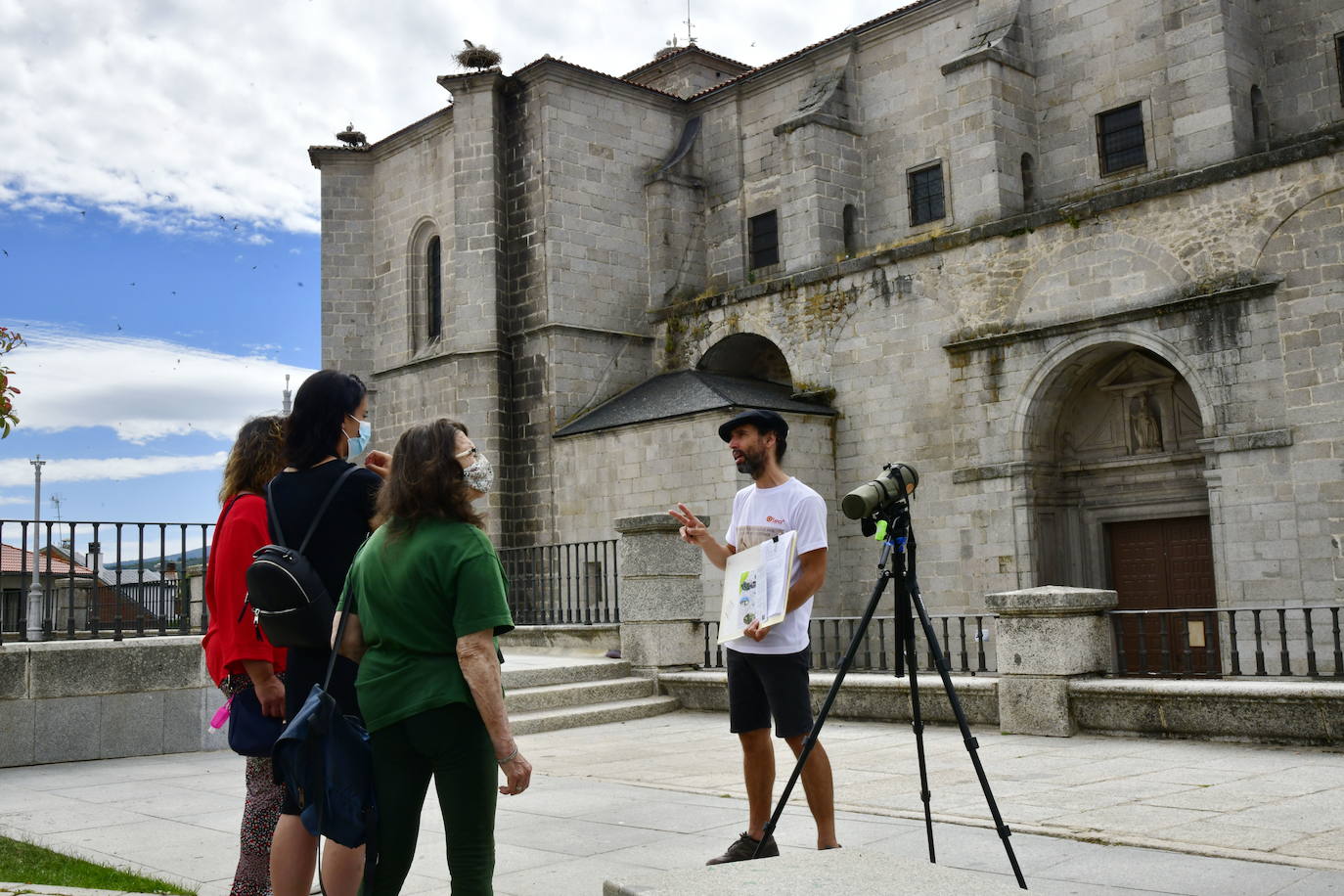 Una de las paradas de la visita guiada, con varios nidos de cigüeñas en la parte alta de la iglesia. 