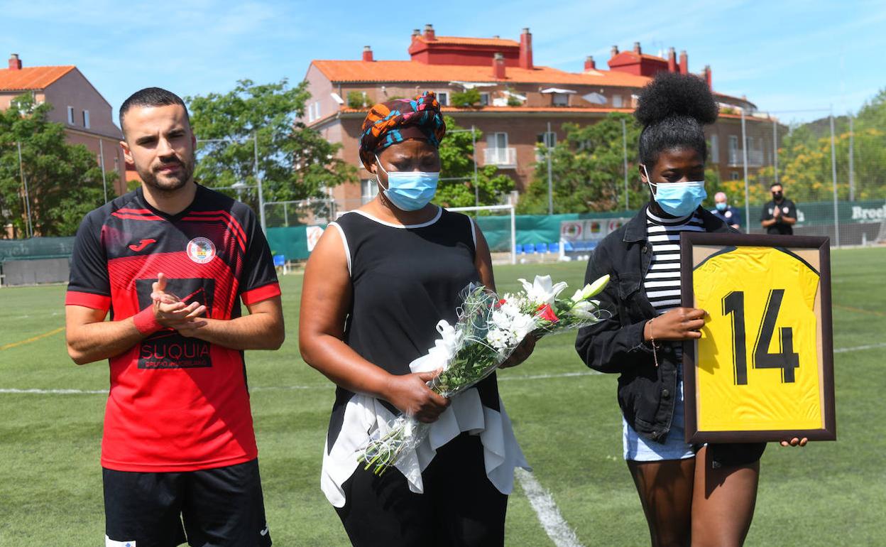 La madre de Manasés recibió el cariño de amigos y compañeros del joven.