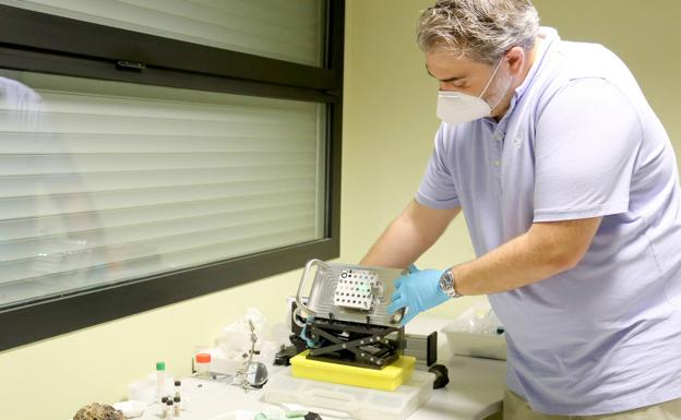 José Antonio Manrique, miembro de la Unidad Asociada UVa-CSIC al Centro de Astrobiología ubicada en el Edificio Inditi del Paque Tecnológico de Boecillo (Valladolid) que participa en la misión Mars 2020 de la NASA, muestra una réplica del sistema de calibración que va instalado en una cámara que equipa el Perseverance. 