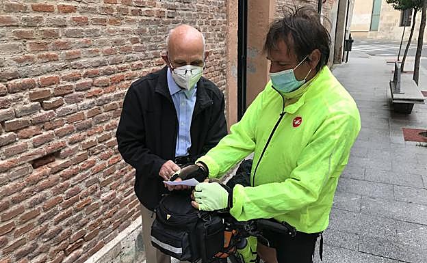 El peregrino italiano Paolo Pasamontti pregunta por el próximo albergue al fraile Francisco Puerto. 