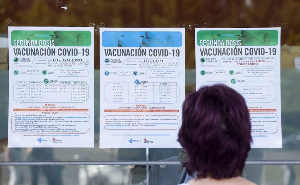 Carteles de la campaña de vacunaicón en el Miguel Delibes de Valladolid. 