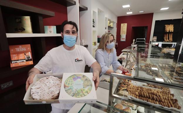 Mesonero, con la tarta Valadar en la Confitería Vitín. 